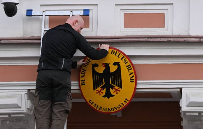 Russia closes German consulate in St. Petersburg ST. PETERSBURG, RUSSIA - SEPTEMBER 17: An employee removes the German coat of arms from the German Consulate General in St. Petersburg, Russia, on September 17, 2026. Vera Danchenko Anadolu Saint Petersburg City Russia. Editorial use only. Please get in touch for any other usage.  Copyright: x2026xAnadoluxVeraxDanchenkox