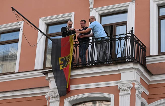 Russia closes German consulate in St. Petersburg ST. PETERSBURG, RUSSIA - SEPTEMBER 17: An employee removes the German flag from the German Consulate General in St. Petersburg, Russia, on September 17, 2026. Vera Danchenko Anadolu Saint Petersburg City Russia. Editorial use only. Please get in touch for any other usage.  Copyright: x2026xAnadoluxVeraxDanchenkox