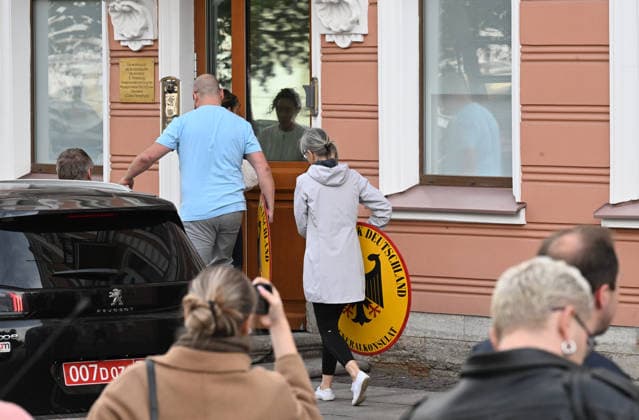 Russia closes German consulate in St. Petersburg ST. PETERSBURG, RUSSIA - SEPTEMBER 17: An employee removes the German coat of arms from the German Consulate General in St. Petersburg, Russia, on September 17, 2026. Vera Danchenko Anadolu Saint Petersburg City Russia. Editorial use only. Please get in touch for any other usage.  Copyright: x2026xAnadoluxVeraxDanchenkox
