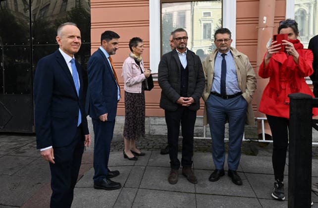 Russia closes German consulate in St. Petersburg ST. PETERSBURG, RUSSIA - SEPTEMBER 17: German Consul General Milan Simandl (L) leaves the German Consulate General during a ceremony to lower the German and European Union flags in St. Petersburg, Russia, on September 17, 2026. Vera Danchenko Anadolu Saint Petersburg City Russia. Editorial use only. Please get in touch for any other usage.  Copyright: x2026xAnadoluxVeraxDanchenkox