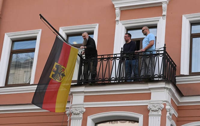 Russia closes German consulate in St. Petersburg ST. PETERSBURG, RUSSIA - SEPTEMBER 17: An employee removes the German flag from the German Consulate General in St. Petersburg, Russia, on September 17, 2026. Vera Danchenko Anadolu Saint Petersburg City Russia. Editorial use only. Please get in touch for any other usage.  Copyright: x2026xAnadoluxVeraxDanchenkox