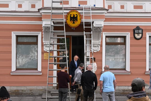 Russia closes German consulate in St. Petersburg ST. PETERSBURG, RUSSIA - SEPTEMBER 17: An employee removes the German coat of arms from the German Consulate General in St. Petersburg, Russia, on September 17, 2026. Vera Danchenko Anadolu Saint Petersburg City Russia. Editorial use only. Please get in touch for any other usage.  Copyright: x2026xAnadoluxVeraxDanchenkox