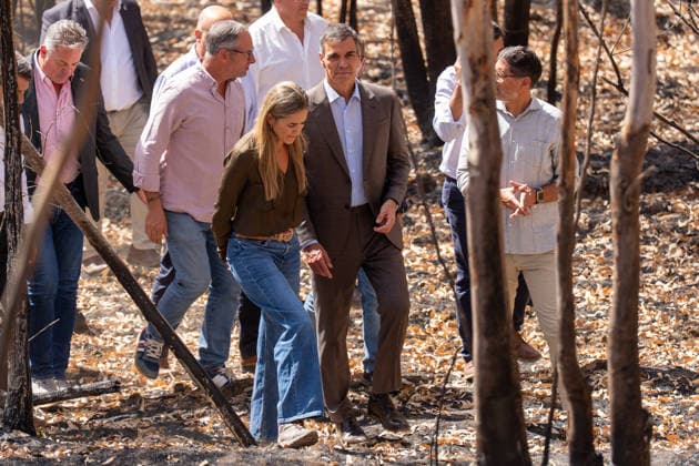 Pedro Sánchez Meets in Niebla with the Mayors of the Municipalities Affected by the Fire. Prime Minister Pedro Sánchez 2d visits the area devastated by this summer’s fire. September 17, 20226, in Niebla, Huelva, Andalusia, Spain. On Thursday, Spanish Prime Minister Pedro Sánchez called for action to address the causes of the Niebla fire—the largest wildfire in the country’s history—which, in his view, starkly revealed the consequences of a climate emergency, and for this reason, he has called for building, through public-private partnership, a stronger and more prosperous country. SEPTEMBER 17, 2026 Francisco J Niebla, Huelva, Andalusia, Spain Niebla, Huelva, Andalusia, Spain Spain  Copyright: xFranciscoxJ.xOlmox 7781610