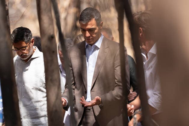 Pedro Sánchez Meets in Niebla with the Mayors of the Municipalities Affected by the Fire. Prime Minister Pedro Sánchez visits the area devastated by this summer’s fire. September 17, 20226, in Niebla, Huelva, Andalusia, Spain. On Thursday, Spanish Prime Minister Pedro Sánchez called for action to address the causes of the Niebla fire—the largest wildfire in the country’s history—which, in his view, starkly revealed the consequences of a climate emergency, and for this reason, he has called for building, through public-private collaboration, a stronger and more prosperous country. SEPTEMBER 17, 2026 Francisco J Niebla, Huelva, Andalusia, Spain Niebla, Huelva, Andalusia, Spain Spain  Copyright: xFranciscoxJ.xOlmox 7781614
