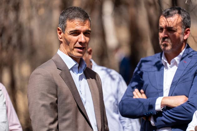 Pedro Sánchez Meets in Niebla with the Mayors of the Municipalities Affected by the Fire. Prime Minister Pedro Sánchez visits the area devastated by this summer’s fire. September 17, 20226, in Niebla, Huelva, Andalusia, Spain. On Thursday, Spanish Prime Minister Pedro Sánchez called for action to address the causes of the Niebla fire—the largest wildfire in the country’s history—which, in his view, starkly revealed the consequences of a climate emergency, and for this reason, he has called for building, through public-private partnership, a stronger and more prosperous country. SEPTEMBER 17, 2026 Francisco J Niebla, Huelva, Andalusia, Spain Niebla, Huelva, Andalusia, Spain Spain  Copyright: xFranciscoxJ.xOlmox 7781620