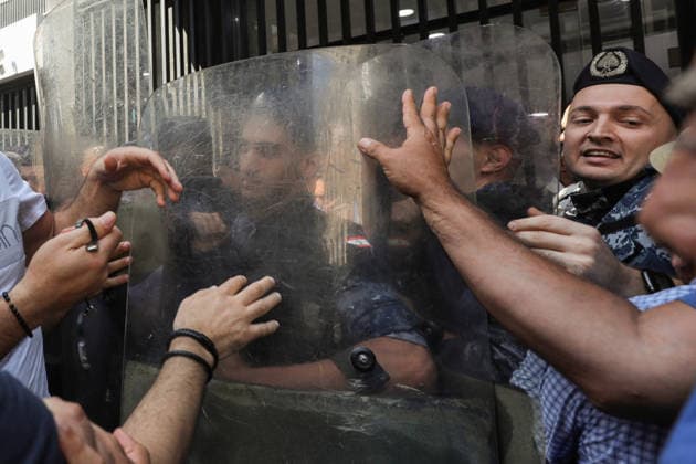 September 17, 2026, Beirut, Beirut, Lebanon: Depositors scuffle with security forces guarding a local bank in Beirut during a protest by investors who are still unable to withdraw their foreign-currency savings. Depositors called on the government and Parliament to adopt a fair plan to recover their funds. Demonstrators clashed with security forces guarding a bank leaving several people injured among the protesters. Beirut Lebanon  - ZUMAn313 20260917_zip_n313_005 Copyright: xMarwanxNaamanix