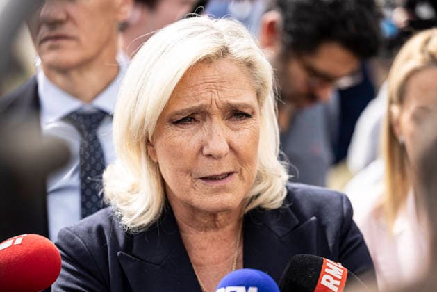 Marine Le Pen Visits Gironde - Le Porge Marine Le Pen, president of the National Rally (Rassemblement National, RN) and candidate for the 2027 French presidential election, meets with residents affected by the major wildfires that hit Gironde during the summer of 2026. The visit takes place near the fire station in Le Porge, as part of a political trip to the department focused on meeting wildfire victims and local professionals. The visit comes in the context of the 2026 Senate elections and the campaign for the 2027 presidential election. Le Porge, Gironde, Nouvelle-Aquitaine, France, September 17, 2026. Photo by Stéphane Duprat ABACAPRESS.COM Le Porge NOUVELLE-AQUITAINE France  Copyright: xDupratxStephane ABACAx