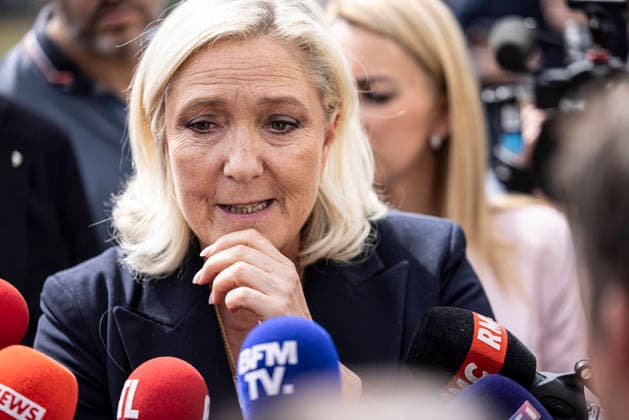 Marine Le Pen Visits Gironde - Le Porge Marine Le Pen, president of the National Rally (Rassemblement National, RN) and candidate for the 2027 French presidential election, meets with residents affected by the major wildfires that hit Gironde during the summer of 2026. The visit takes place near the fire station in Le Porge, as part of a political trip to the department focused on meeting wildfire victims and local professionals. The visit comes in the context of the 2026 Senate elections and the campaign for the 2027 presidential election. Le Porge, Gironde, Nouvelle-Aquitaine, France, September 17, 2026. Photo by Stéphane Duprat ABACAPRESS.COM Le Porge NOUVELLE-AQUITAINE France  Copyright: xDupratxStephane ABACAx