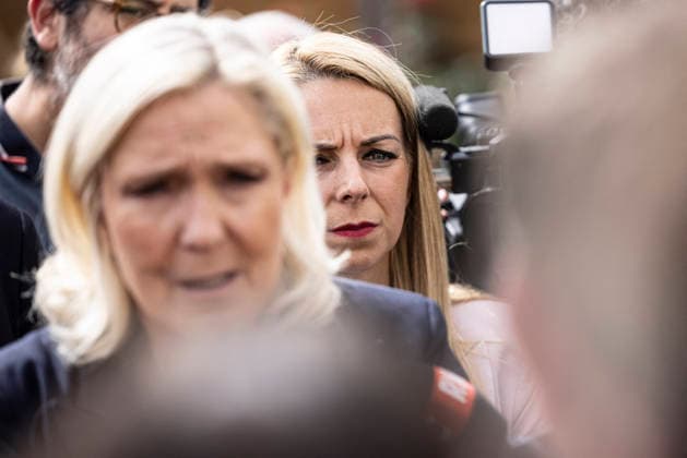 Marine Le Pen Visits Gironde - Le Porge Marine Le Pen, president of the National Rally (Rassemblement National, RN) and candidate for the 2027 French presidential election, meets with residents affected by the major wildfires that hit Gironde during the summer of 2026. The visit takes place near the fire station in Le Porge, as part of a political trip to the department focused on meeting wildfire victims and local professionals. The visit comes in the context of the 2026 Senate elections and the campaign for the 2027 presidential election. Le Porge, Gironde, Nouvelle-Aquitaine, France, September 17, 2026. Photo by Stéphane Duprat ABACAPRESS.COM Le Porge NOUVELLE-AQUITAINE France  Copyright: xDupratxStephane ABACAx