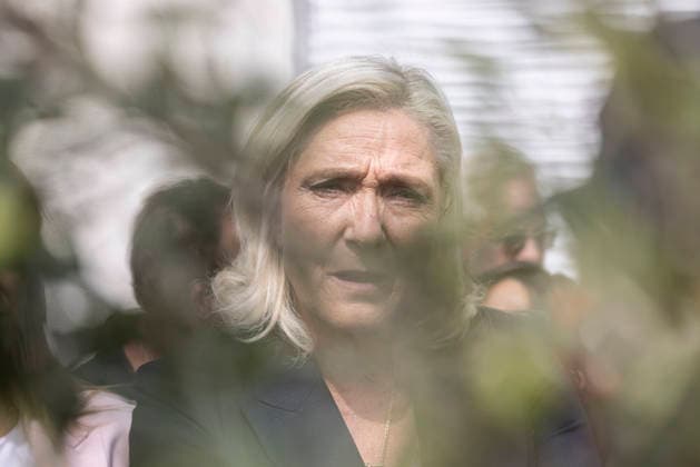 Marine Le Pen Visits Gironde - Le Porge Marine Le Pen, president of the National Rally (Rassemblement National, RN) and candidate for the 2027 French presidential election, meets with residents affected by the major wildfires that hit Gironde during the summer of 2026. The visit takes place near the fire station in Le Porge, as part of a political trip to the department focused on meeting wildfire victims and local professionals. The visit comes in the context of the 2026 Senate elections and the campaign for the 2027 presidential election. Le Porge, Gironde, Nouvelle-Aquitaine, France, September 17, 2026. Photo by Stéphane Duprat ABACAPRESS.COM Le Porge NOUVELLE-AQUITAINE France  Copyright: xDupratxStephane ABACAx
