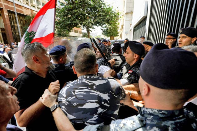 September 17, 2026, Beirut, Beirut, Lebanon: Depositors scuffle with security forces guarding a local bank in Beirut during a protest by investors who are still unable to withdraw their foreign-currency savings. Depositors called on the government and Parliament to adopt a fair plan to recover their funds. Demonstrators clashed with security forces guarding a bank leaving several people injured among the protesters. Beirut Lebanon - ZUMAn313 20260917_zip_n313_007 Copyright: xMarwanxNaamanix