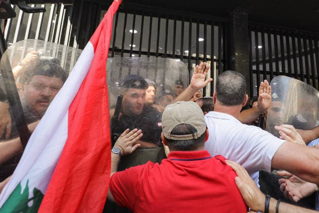 September 17, 2026, Beirut, Beirut, Lebanon: Depositors scuffle with security forces guarding a local bank in Beirut during a protest by investors who are still unable to withdraw their foreign-currency savings. Depositors called on the government and Parliament to adopt a fair plan to recover their funds. Demonstrators clashed with security forces guarding a bank leaving several people injured among the protesters. Beirut Lebanon  - ZUMAn313 20260917_zip_n313_008 Copyright: xMarwanxNaamanix