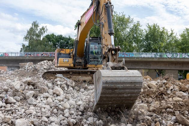 Excavators and debris at the construction site of the approach bridge to the Nordbrücke in Bonn on September 26, 2017. Specialized excavators and debris dominate the scene at t Copyright: xMarcxJohnx