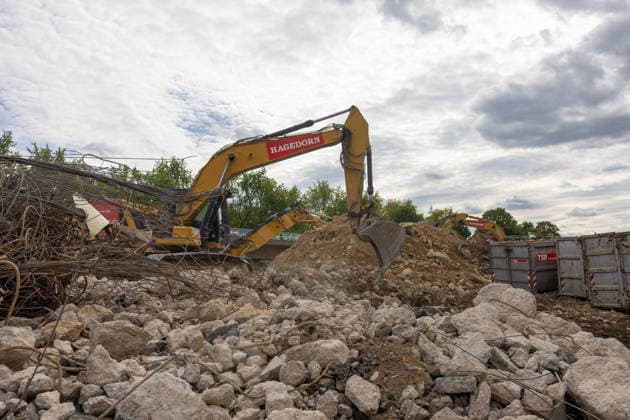Excavators and debris at the construction site of the approach bridge to the Nordbrücke in Bonn on September 26, 2017. Specialized excavators and debris dominate the scene at t Copyright: xMarcxJohnx