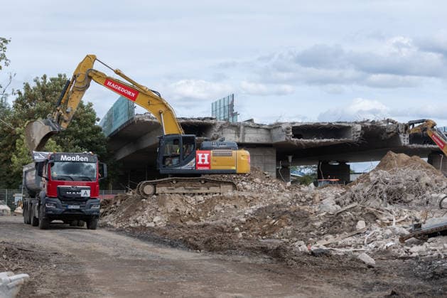 Excavators and debris at the construction site of the approach bridge to the Nordbrücke in Bonn on September 26, 2017. Specialized excavators and debris dominate the scene at t Copyright: xMarcxJohnx
