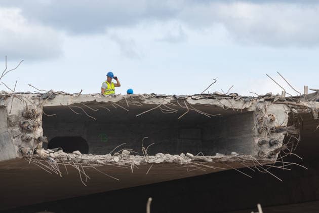 Excavators and rubble at the construction site of the approach bridge to the Nordbrücke in Bonn on September 26, 2017. Specialized excavators and rubble dominate the scene at t Copyright: xMarcxJohnx