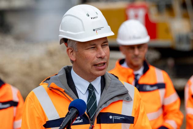 Federal Minister of Transportation Steffen Bilger Inspects Demolition Work on the Approach Bridge to the Nordbrücke in Bonn, September 26, 2017. Federal Minister of Transportation Steffen BILGER (CDU) visited the site to inspect the progress of demolition work on the approach bridge to the Nordbrücke (Friedrich Ebert Bridge) on the left bank of the Copyright: xMarcxJohnx