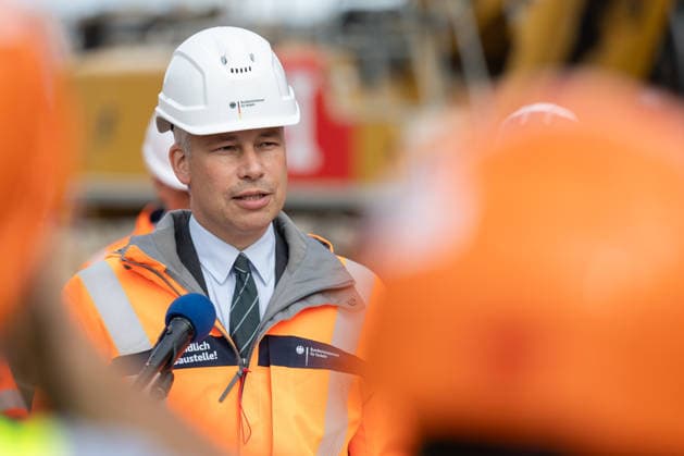 Federal Minister of Transportation Steffen Bilger Inspects Demolition Work on the Approach Bridge to the Nordbrücke in Bonn, September 26, 2017. Federal Minister of Transportation Steffen BILGER (CDU) visited the site to inspect the progress of demolition work on the approach bridge to the Nordbrücke (Friedrich Ebert Bridge) on the left bank of the Copyright: xMarcxJohnx