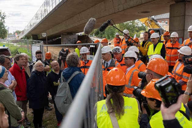 Federal Minister of Transportation Steffen Bilger inspects demolition work on the approach bridge to the Nordbrücke in Bonn, September 26, 2017. Conversation over the construction fence: Federal Minister of Transportation Steffen BILGER (CDU) talks with residents and gets an on-site update Copyright: xMarcxJohnx