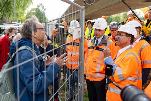 Federal Minister of Transportation Steffen Bilger inspects demolition work on the approach bridge of the North Bridge in Bonn, September 26, 2017. Conversation over the construction fence: Federal Minister of Transportation Steffen BIL Copyright: xMarcxJohnx