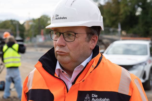 Federal Minister of Transportation Steffen Bilger Inspects Demolition Work on the Approach Bridge of the Nordbrücke in Bonn, September 26, 2017; NRW State Minister for the Environment, Nature Conservation, and Transportation Oliver Krischer The Greens Federal Mi Copyright: xMarcxJohnx
