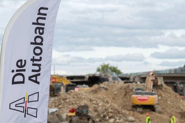 Excavators and rubble at the construction site of the approach bridge to the Nordbrücke in Bonn on September 17, 2026. Specialized excavators and rubble dominate the scene at t Copyright: xMarcxJohnx