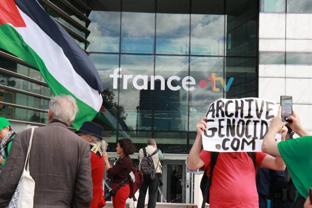 Pro-Palestinian demonstrators protest outside France Televisions headquarters in Paris PARIS, FRANCE - SEPTEMBER 17: Pro-Palestinian demonstrators gather outside the headquarters of French public broadcaster France Televisions in Paris, France, on September 17, 2026, to protest against the removal of a replay of the France 5 program La Grande Librairie featuring French actress and author Adele Haenel. Participants wave Palestinian flags and hold placards accusing France Televisions of censorship after Haenel’s remarks on Gaza and Israel were removed from the broadcaster’s replay platform. The demonstration was called notably by CAPJPO-EuroPalestine. Umit Donmez Anadolu Paris France. Editorial use only. Please get in touch for any othe  Copyright: x2026xAnadoluxUmitxDonmezx