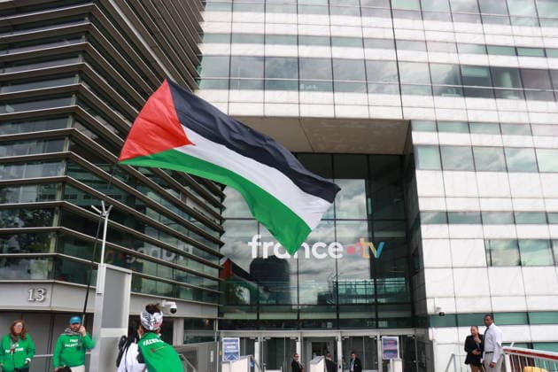 Pro-Palestinian demonstrators protest outside France Televisions headquarters in Paris PARIS, FRANCE - SEPTEMBER 17: Pro-Palestinian demonstrators gather outside the headquarters of French public broadcaster France Televisions in Paris, France, on September 17, 2026, to protest against the removal of a replay of the France 5 program La Grande Librairie featuring French actress and author Adele Haenel. Participants wave Palestinian flags and hold placards accusing France Televisions of censorship after Haenel’s remarks on Gaza and Israel were removed from the broadcaster’s replay platform. The demonstration was called notably by CAPJPO-EuroPalestine. Umit Donmez Anadolu Paris France. Editorial use only. Please get in touch for any othe  Copyright: x2026xAnadoluxUmitxDonmezx