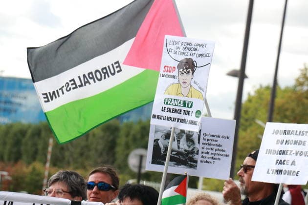 Pro-Palestinian demonstrators protest outside France Televisions headquarters in Paris PARIS, FRANCE - SEPTEMBER 17: Pro-Palestinian demonstrators gather outside the headquarters of French public broadcaster France Televisions in Paris, France, on September 17, 2026, to protest against the removal of a replay of the France 5 program La Grande Librairie featuring French actress and author Adele Haenel. Participants wave Palestinian flags and hold placards accusing France Televisions of censorship after Haenel’s remarks on Gaza and Israel were removed from the broadcaster’s replay platform. The demonstration was called notably by CAPJPO-EuroPalestine. Umit Donmez Anadolu Paris France. Editorial use only. Please get in touch for any othe  Copyright: x2026xAnadoluxUmitxDonmezx