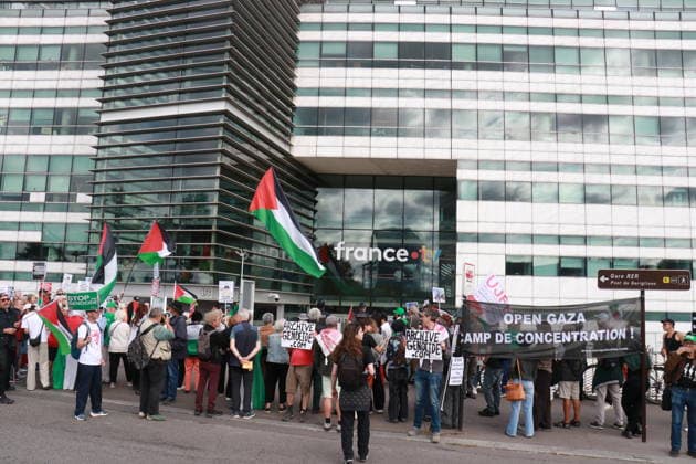 Pro-Palestinian demonstrators protest outside France Televisions headquarters in Paris PARIS, FRANCE - SEPTEMBER 17: Pro-Palestinian demonstrators gather outside the headquarters of French public broadcaster France Televisions in Paris, France, on September 17, 2026, to protest against the removal of a replay of the France 5 program La Grande Librairie featuring French actress and author Adele Haenel. Participants wave Palestinian flags and hold placards accusing France Televisions of censorship after Haenel’s remarks on Gaza and Israel were removed from the broadcaster’s replay platform. The demonstration was called notably by CAPJPO-EuroPalestine. Umit Donmez Anadolu Paris France. Editorial use only. Please get in touch for any othe  Copyright: x2026xAnadoluxUmitxDonmezx