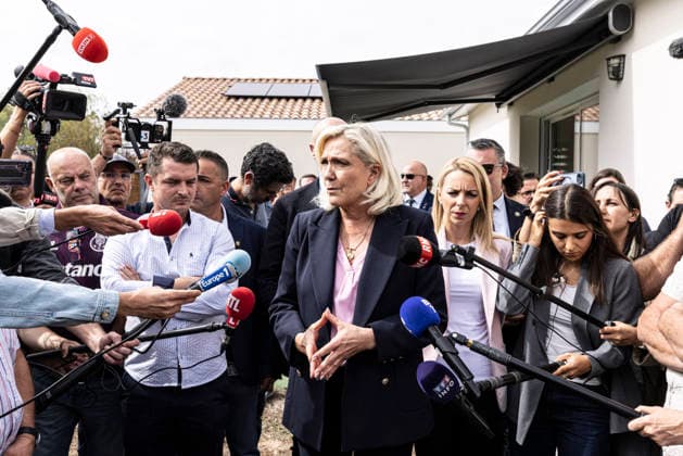 Marine Le Pen Visits Gironde - Le Porge Marine Le Pen, president of the National Rally (Rassemblement National, RN) and candidate for the 2027 French presidential election, meets with residents affected by the major wildfires that hit Gironde during the summer of 2026. The visit takes place near the fire station in Le Porge, as part of a political trip to the department focused on meeting wildfire victims and local professionals. The visit comes in the context of the 2026 Senate elections and the campaign for the 2027 presidential election. Le Porge, Gironde, Nouvelle-Aquitaine, France, September 17, 2026. Photo by Stéphane Duprat ABACAPRESS.COM Le Porge NOUVELLE-AQUITAINE France  Copyright: xDupratxStephane ABACAx