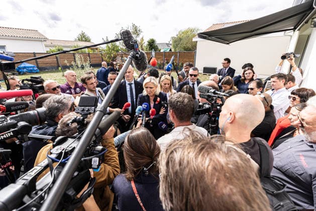 Marine Le Pen Visits Gironde - Le Porge Marine Le Pen, president of the National Rally (Rassemblement National, RN) and candidate for the 2027 French presidential election, meets with residents affected by the major wildfires that hit Gironde during the summer of 2026. The visit takes place near the fire station in Le Porge, as part of a political trip to the department focused on meeting wildfire victims and local professionals. The visit comes in the context of the 2026 Senate elections and the campaign for the 2027 presidential election. Le Porge, Gironde, Nouvelle-Aquitaine, France, September 17, 2026. Photo by Stéphane Duprat ABACAPRESS.COM Le Porge NOUVELLE-AQUITAINE France  Copyright: xDupratxStephane ABACAx