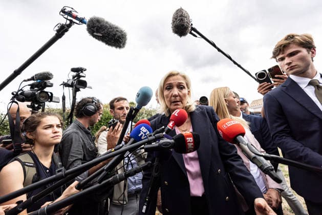 Marine Le Pen Visits Gironde - Le Porge Marine Le Pen, president of the National Rally (Rassemblement National, RN) and candidate for the 2027 French presidential election, meets with residents affected by the major wildfires that hit Gironde during the summer of 2026. The visit takes place near the fire station in Le Porge, as part of a political trip to the department focused on meeting wildfire victims and local professionals. The visit comes in the context of the 2026 Senate elections and the campaign for the 2027 presidential election. Le Porge, Gironde, Nouvelle-Aquitaine, France, September 17, 2026. Photo by Stéphane Duprat ABACAPRESS.COM Le Porge NOUVELLE-AQUITAINE France  Copyright: xDupratxStephane ABACAx