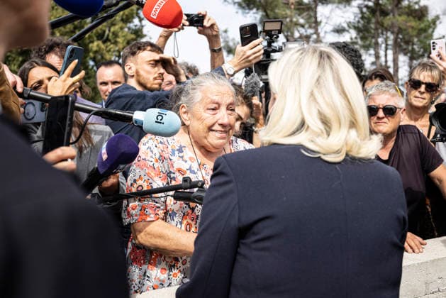 Marine Le Pen Visits Gironde - Le Porge Marine Le Pen, president of the National Rally (Rassemblement National, RN) and candidate for the 2027 French presidential election, meets with residents affected by the major wildfires that hit Gironde during the summer of 2026. The visit takes place near the fire station in Le Porge, as part of a political trip to the department focused on meeting wildfire victims and local professionals. The visit comes in the context of the 2026 Senate elections and the campaign for the 2027 presidential election. Le Porge, Gironde, Nouvelle-Aquitaine, France, September 17, 2026. Photo by Stéphane Duprat ABACAPRESS.COM Le Porge NOUVELLE-AQUITAINE France  Copyright: xDupratxStephane ABACAx