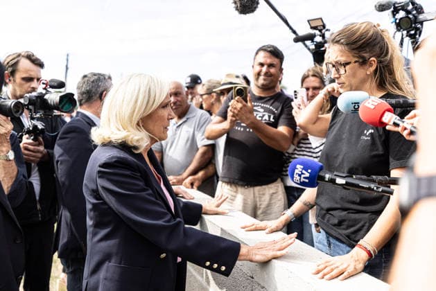 Marine Le Pen Visits Gironde - Le Porge Marine Le Pen, president of the National Rally (Rassemblement National, RN) and candidate for the 2027 French presidential election, meets with residents affected by the major wildfires that hit Gironde during the summer of 2026. The visit takes place near the fire station in Le Porge, as part of a political trip to the department focused on meeting wildfire victims and local professionals. The visit comes in the context of the 2026 Senate elections and the campaign for the 2027 presidential election. Le Porge, Gironde, Nouvelle-Aquitaine, France, September 17, 2026. Photo by Stéphane Duprat ABACAPRESS.COM Le Porge NOUVELLE-AQUITAINE France  Copyright: xDupratxStephane ABACAx
