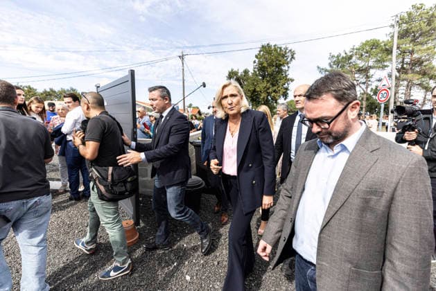 Marine Le Pen Visits Gironde - Le Porge Marine Le Pen, president of the National Rally (Rassemblement National, RN) and candidate for the 2027 French presidential election, meets with residents affected by the major wildfires that hit Gironde during the summer of 2026. The visit takes place near the fire station in Le Porge, as part of a political trip to the department focused on meeting wildfire victims and local professionals. The visit comes in the context of the 2026 Senate elections and the campaign for the 2027 presidential election. Le Porge, Gironde, Nouvelle-Aquitaine, France, September 17, 2026. Photo by Stéphane Duprat ABACAPRESS.COM Le Porge NOUVELLE-AQUITAINE France  Copyright: xDupratxStephane ABACAx