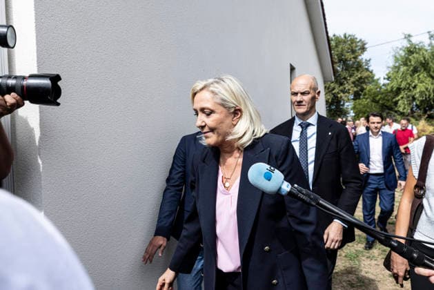 Marine Le Pen Visits Gironde - Le Porge Marine Le Pen, president of the National Rally (Rassemblement National, RN) and candidate for the 2027 French presidential election, meets with residents affected by the major wildfires that hit Gironde during the summer of 2026. The visit takes place near the fire station in Le Porge, as part of a political trip to the department focused on meeting wildfire victims and local professionals. The visit comes in the context of the 2026 Senate elections and the campaign for the 2027 presidential election. Le Porge, Gironde, Nouvelle-Aquitaine, France, September 17, 2026. Photo by Stéphane Duprat ABACAPRESS.COM Le Porge NOUVELLE-AQUITAINE France  Copyright: xDupratxStephane ABACAx