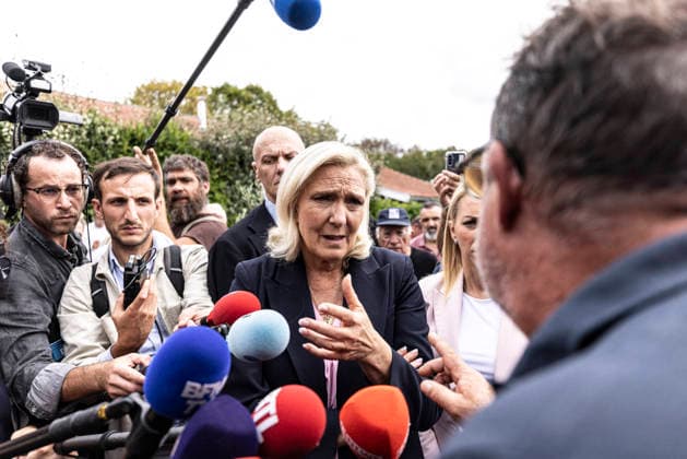 Marine Le Pen Visits Gironde - Le Porge Marine Le Pen, president of the National Rally (Rassemblement National, RN) and candidate for the 2027 French presidential election, meets with residents affected by the major wildfires that hit Gironde during the summer of 2026. The visit takes place near the fire station in Le Porge, as part of a political trip to the department focused on meeting wildfire victims and local professionals. The visit comes in the context of the 2026 Senate elections and the campaign for the 2027 presidential election. Le Porge, Gironde, Nouvelle-Aquitaine, France, September 17, 2026. Photo by Stéphane Duprat ABACAPRESS.COM Le Porge NOUVELLE-AQUITAINE France  Copyright: xDupratxStephane ABACAx