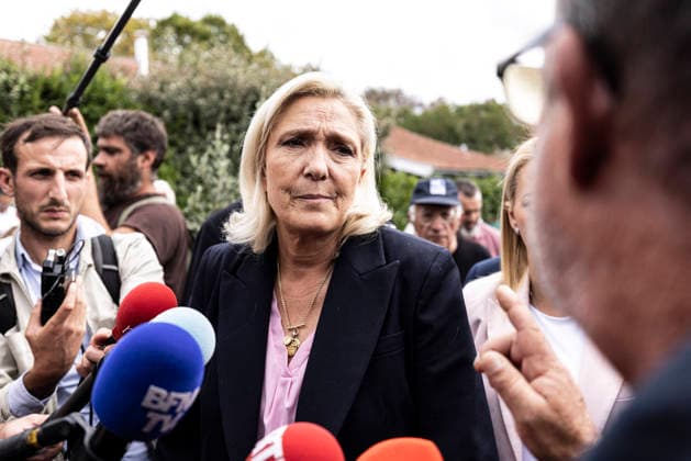 Marine Le Pen Visits Gironde - Le Porge Marine Le Pen, president of the National Rally (Rassemblement National, RN) and candidate for the 2027 French presidential election, meets with residents affected by the major wildfires that hit Gironde during the summer of 2026. The visit takes place near the fire station in Le Porge, as part of a political trip to the department focused on meeting wildfire victims and local professionals. The visit comes in the context of the 2026 Senate elections and the campaign for the 2027 presidential election. Le Porge, Gironde, Nouvelle-Aquitaine, France, September 17, 2026. Photo by Stéphane Duprat ABACAPRESS.COM Le Porge NOUVELLE-AQUITAINE France  Copyright: xDupratxStephane ABACAx