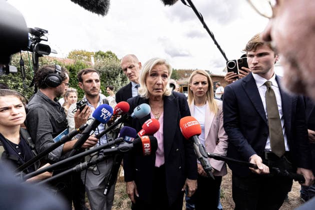 Marine Le Pen Visits Gironde - Le Porge Marine Le Pen, president of the National Rally (Rassemblement National, RN) and candidate for the 2027 French presidential election, meets with residents affected by the major wildfires that hit Gironde during the summer of 2026. The visit takes place near the fire station in Le Porge, as part of a political trip to the department focused on meeting wildfire victims and local professionals. The visit comes in the context of the 2026 Senate elections and the campaign for the 2027 presidential election. Le Porge, Gironde, Nouvelle-Aquitaine, France, September 17, 2026. Photo by Stéphane Duprat ABACAPRESS.COM Le Porge NOUVELLE-AQUITAINE France  Copyright: xDupratxStephane ABACAx