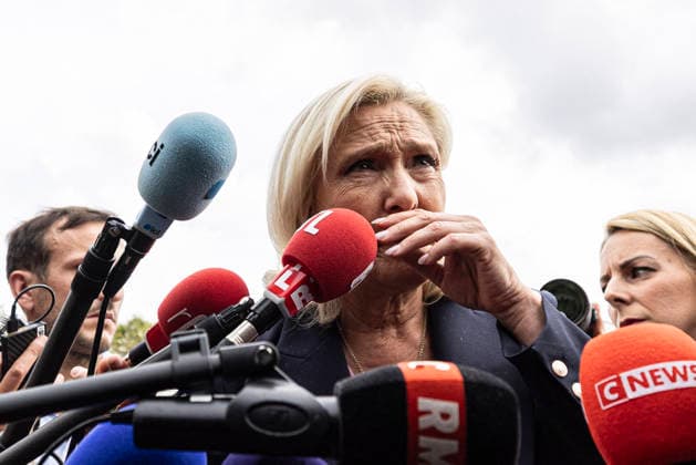 Marine Le Pen Visits Gironde - Le Porge Marine Le Pen, president of the National Rally (Rassemblement National, RN) and candidate for the 2027 French presidential election, meets with residents affected by the major wildfires that hit Gironde during the summer of 2026. The visit takes place near the fire station in Le Porge, as part of a political trip to the department focused on meeting wildfire victims and local professionals. The visit comes in the context of the 2026 Senate elections and the campaign for the 2027 presidential election. Le Porge, Gironde, Nouvelle-Aquitaine, France, September 17, 2026. Photo by Stéphane Duprat ABACAPRESS.COM Le Porge NOUVELLE-AQUITAINE France  Copyright: xDupratxStephane ABACAx