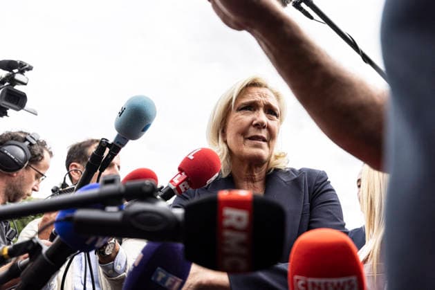Marine Le Pen Visits Gironde - Le Porge Marine Le Pen, president of the National Rally (Rassemblement National, RN) and candidate for the 2027 French presidential election, meets with residents affected by the major wildfires that hit Gironde during the summer of 2026. The visit takes place near the fire station in Le Porge, as part of a political trip to the department focused on meeting wildfire victims and local professionals. The visit comes in the context of the 2026 Senate elections and the campaign for the 2027 presidential election. Le Porge, Gironde, Nouvelle-Aquitaine, France, September 17, 2026. Photo by Stéphane Duprat ABACAPRESS.COM Le Porge NOUVELLE-AQUITAINE France  Copyright: xDupratxStephane ABACAx