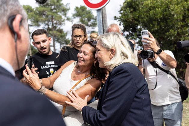Marine Le Pen Visits Gironde - Le Porge Marine Le Pen, president of the National Rally (Rassemblement National, RN) and candidate for the 2027 French presidential election, meets with residents affected by the major wildfires that hit Gironde during the summer of 2026. The visit takes place near the fire station in Le Porge, as part of a political trip to the department focused on meeting wildfire victims and local professionals. The visit comes in the context of the 2026 Senate elections and the campaign for the 2027 presidential election. Le Porge, Gironde, Nouvelle-Aquitaine, France, September 17, 2026. Photo by Stéphane Duprat ABACAPRESS.COM Le Porge NOUVELLE-AQUITAINE France  Copyright: xDupratxStephane ABACAx