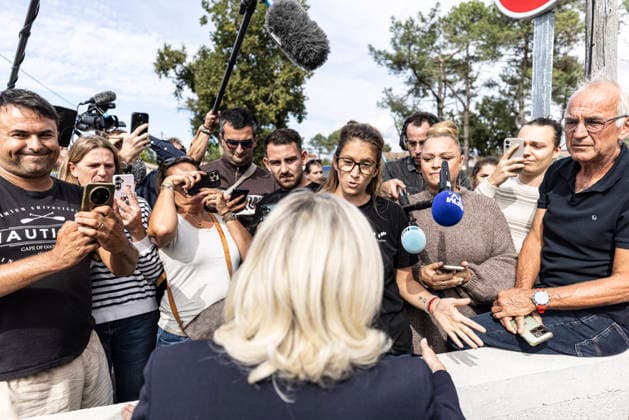 Marine Le Pen Visits Gironde - Le Porge Marine Le Pen, president of the National Rally (Rassemblement National, RN) and candidate for the 2027 French presidential election, meets with residents affected by the major wildfires that hit Gironde during the summer of 2026. The visit takes place near the fire station in Le Porge, as part of a political trip to the department focused on meeting wildfire victims and local professionals. The visit comes in the context of the 2026 Senate elections and the campaign for the 2027 presidential election. Le Porge, Gironde, Nouvelle-Aquitaine, France, September 17, 2026. Photo by Stéphane Duprat ABACAPRESS.COM Le Porge NOUVELLE-AQUITAINE France  Copyright: xDupratxStephane ABACAx