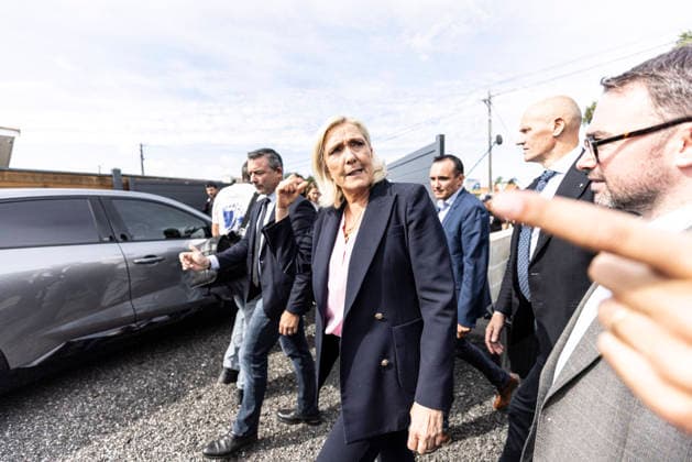 Marine Le Pen Visits Gironde - Le Porge Marine Le Pen, president of the National Rally (Rassemblement National, RN) and candidate for the 2027 French presidential election, meets with residents affected by the major wildfires that hit Gironde during the summer of 2026. The visit takes place near the fire station in Le Porge, as part of a political trip to the department focused on meeting wildfire victims and local professionals. The visit comes in the context of the 2026 Senate elections and the campaign for the 2027 presidential election. Le Porge, Gironde, Nouvelle-Aquitaine, France, September 17, 2026. Photo by Stéphane Duprat ABACAPRESS.COM Le Porge NOUVELLE-AQUITAINE France  Copyright: xDupratxStephane ABACAx