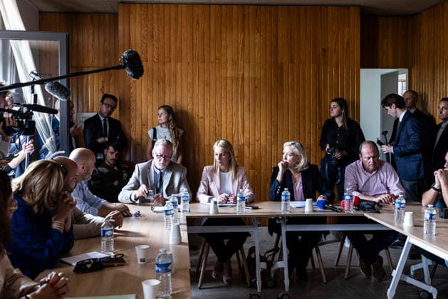 Marine Le Pen Visits Gironde - Le Porge Marine Le Pen, president of the National Rally (Rassemblement National, RN) and candidate for the 2027 French presidential election, meets with residents affected by the major wildfires that hit Gironde during the summer of 2026. The visit takes place near the fire station in Le Porge, as part of a political trip to the department focused on meeting wildfire victims and local professionals. The visit comes in the context of the 2026 Senate elections and the campaign for the 2027 presidential election. Le Porge, Gironde, Nouvelle-Aquitaine, France, September 17, 2026. Photo by Stéphane Duprat ABACAPRESS.COM Le Porge NOUVELLE-AQUITAINE France  Copyright: xDupratxStephane ABACAx