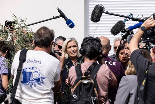 Marine Le Pen Visits Gironde - Le Porge Marine Le Pen, president of the National Rally (Rassemblement National, RN) and candidate for the 2027 French presidential election, meets with residents affected by the major wildfires that hit Gironde during the summer of 2026. The visit takes place near the fire station in Le Porge, as part of a political trip to the department focused on meeting wildfire victims and local professionals. The visit comes in the context of the 2026 Senate elections and the campaign for the 2027 presidential election. Le Porge, Gironde, Nouvelle-Aquitaine, France, September 17, 2026. Photo by Stéphane Duprat ABACAPRESS.COM Le Porge NOUVELLE-AQUITAINE France  Copyright: xDupratxStephane ABACAx