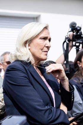Marine Le Pen Visits Gironde - Le Porge Marine Le Pen, president of the National Rally (Rassemblement National, RN) and candidate for the 2027 French presidential election, meets with residents affected by the major wildfires that hit Gironde during the summer of 2026. The visit takes place near the fire station in Le Porge, as part of a political trip to the department focused on meeting wildfire victims and local professionals. The visit comes in the context of the 2026 Senate elections and the campaign for the 2027 presidential election. Le Porge, Gironde, Nouvelle-Aquitaine, France, September 17, 2026. Photo by Stéphane Duprat ABACAPRESS.COM Le Porge NOUVELLE-AQUITAINE France  Copyright: xDupratxStephane ABACAx