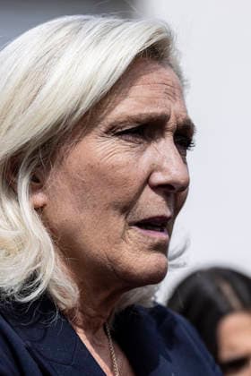 Marine Le Pen Visits Gironde - Le Porge Marine Le Pen, president of the National Rally (Rassemblement National, RN) and candidate for the 2027 French presidential election, meets with residents affected by the major wildfires that hit Gironde during the summer of 2026. The visit takes place near the fire station in Le Porge, as part of a political trip to the department focused on meeting wildfire victims and local professionals. The visit comes in the context of the 2026 Senate elections and the campaign for the 2027 presidential election. Le Porge, Gironde, Nouvelle-Aquitaine, France, September 17, 2026. Photo by Stéphane Duprat ABACAPRESS.COM Le Porge NOUVELLE-AQUITAINE France  Copyright: xDupratxStephane ABACAx