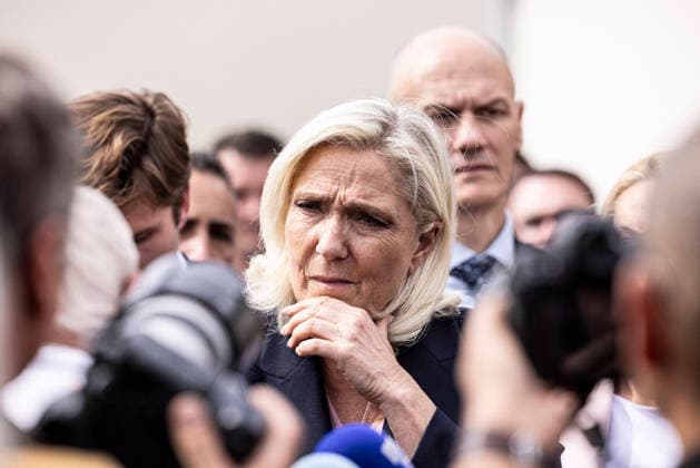 Marine Le Pen Visits Gironde - Le Porge Marine Le Pen, president of the National Rally (Rassemblement National, RN) and candidate for the 2027 French presidential election, meets with residents affected by the major wildfires that hit Gironde during the summer of 2026. The visit takes place near the fire station in Le Porge, as part of a political trip to the department focused on meeting wildfire victims and local professionals. The visit comes in the context of the 2026 Senate elections and the campaign for the 2027 presidential election. Le Porge, Gironde, Nouvelle-Aquitaine, France, September 17, 2026. Photo by Stéphane Duprat ABACAPRESS.COM Le Porge NOUVELLE-AQUITAINE France  Copyright: xDupratxStephane ABACAx